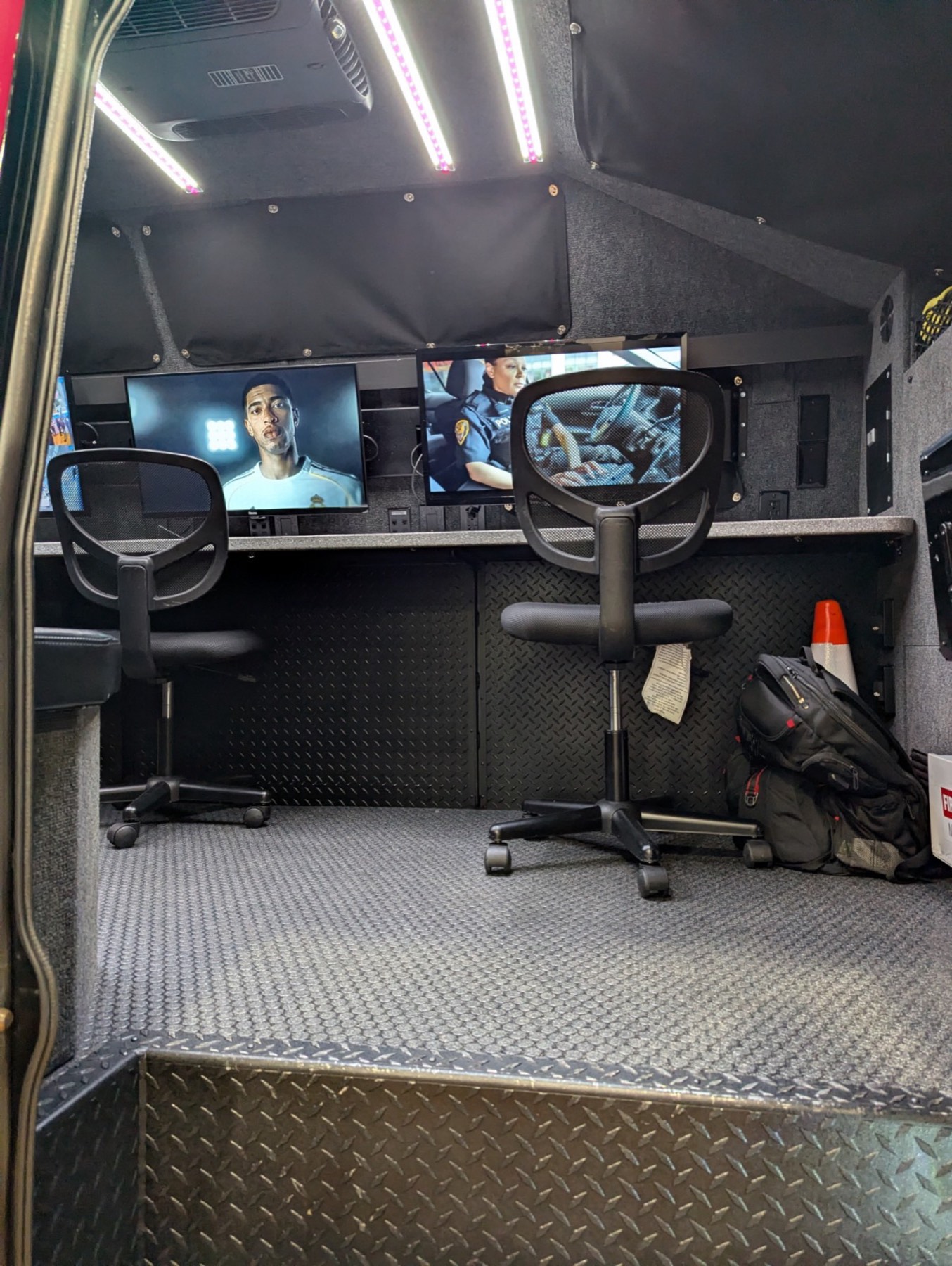 Detalle de antenas y sensores en infraestructura de comunicaciones críticas